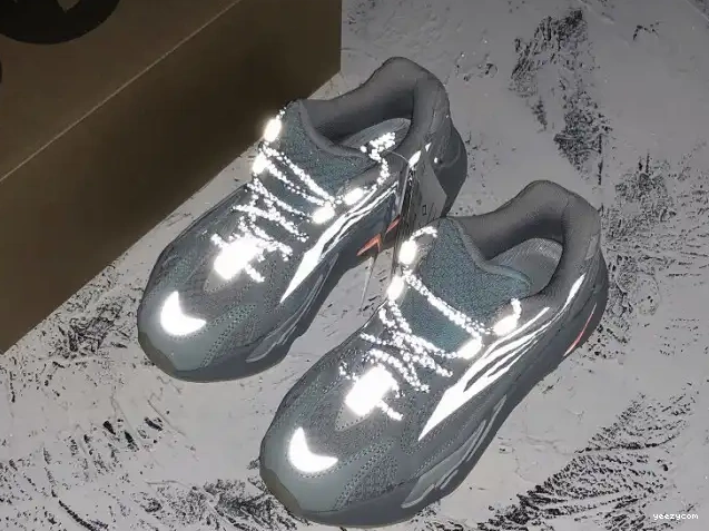 V2 Boost 'Inertia' Adidas Yeezy FW2549 700 0428